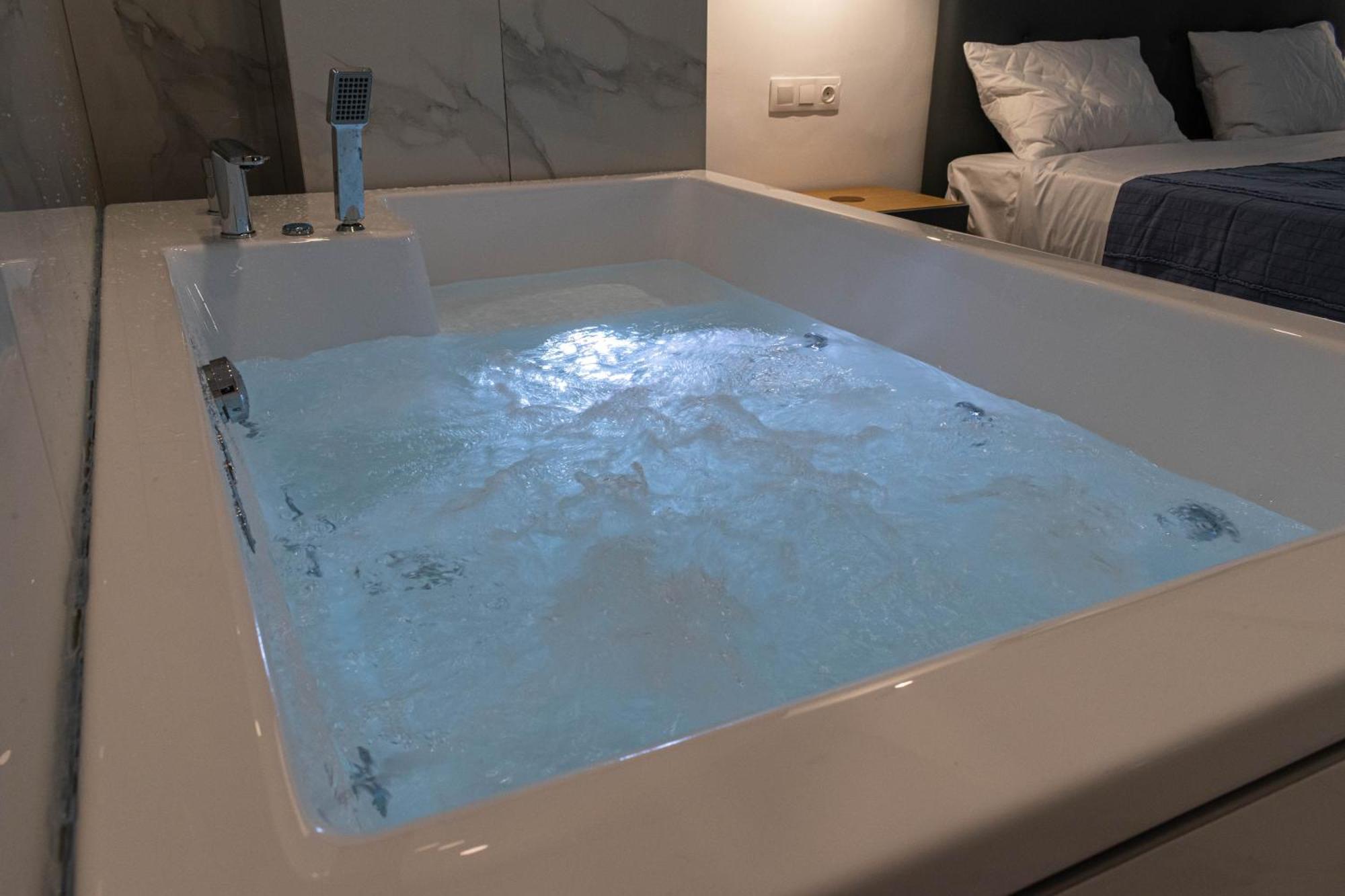 Jacuzzi Apartment Athens